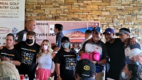 Miguel Cotto dona guantes autografiados para subasta en Torneo de Golf de Teksol